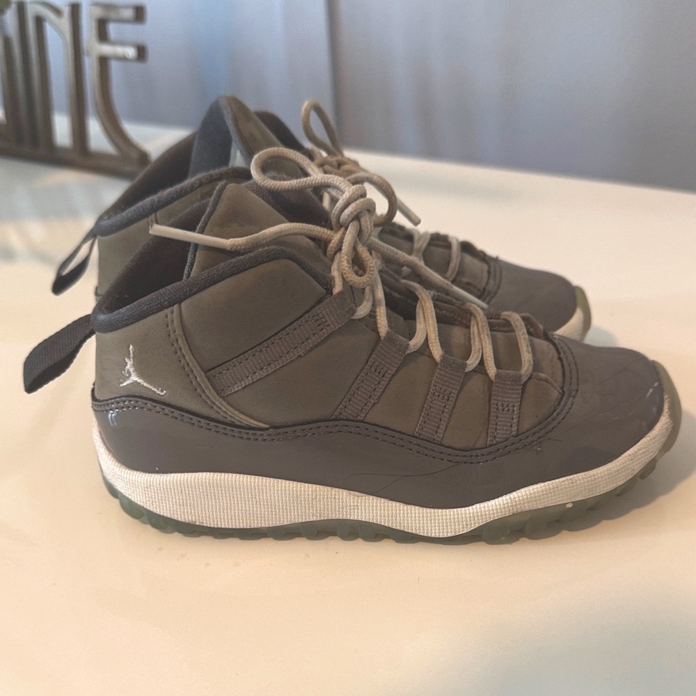 Retro Jordan Cool Grey Sneakers in 10C